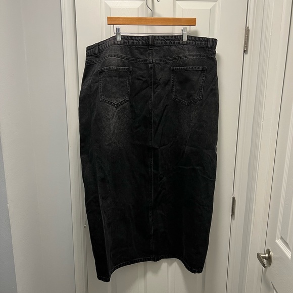 NWT Boohoo Black Maxi Jean Skirt with Slit Size 22 - Picture 3 of 6